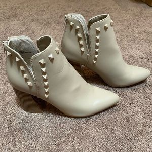 Crème colored boots